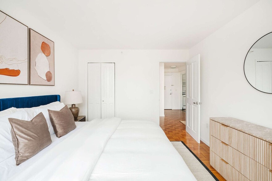 Building Photo - 350 W 43rd St