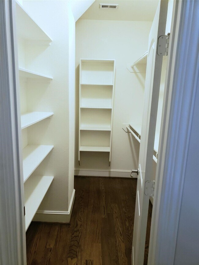 Building Photo - 508 Louise St