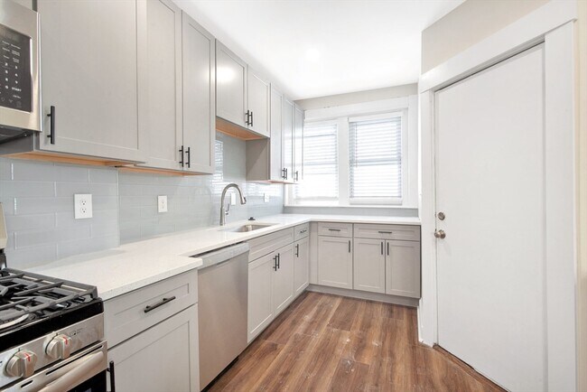 Building Photo - 105 School St