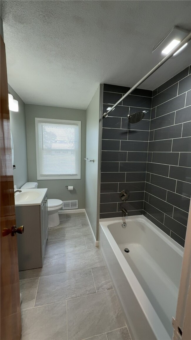 Building Photo - 198 Skycrest Dr