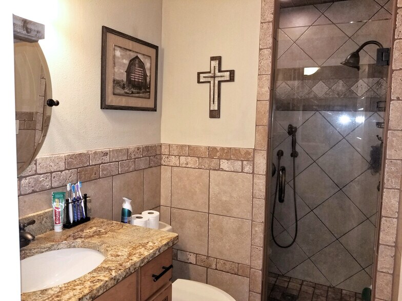 Full bath with walk-in shower - 1100 14th Ave