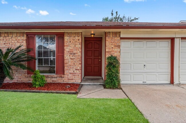 Building Photo - 16734 Summer Dew Ln