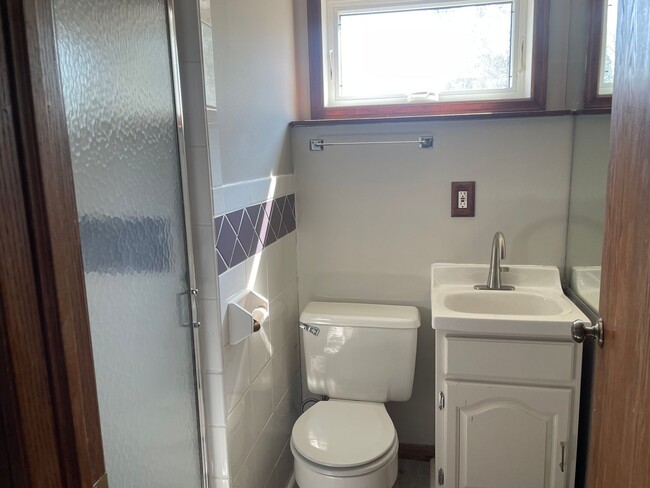 Building Photo - Charming Bungalow Available - Walk To Sout...