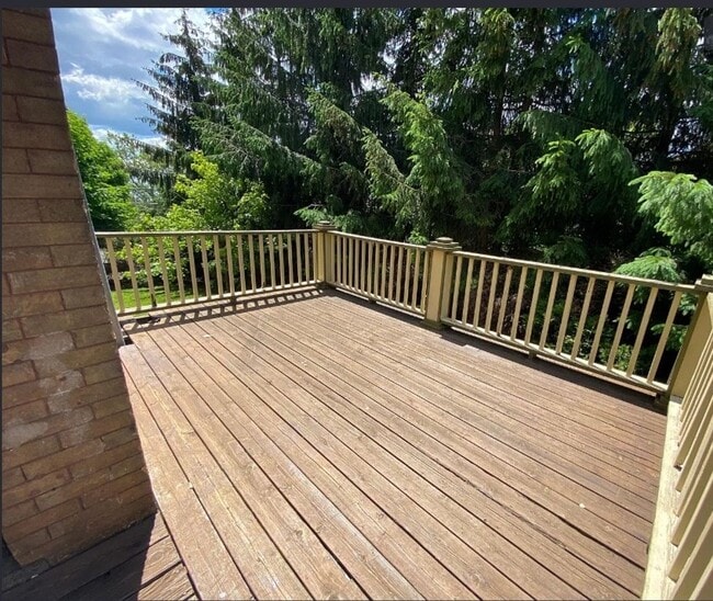 Building Photo - 920 E 5th St