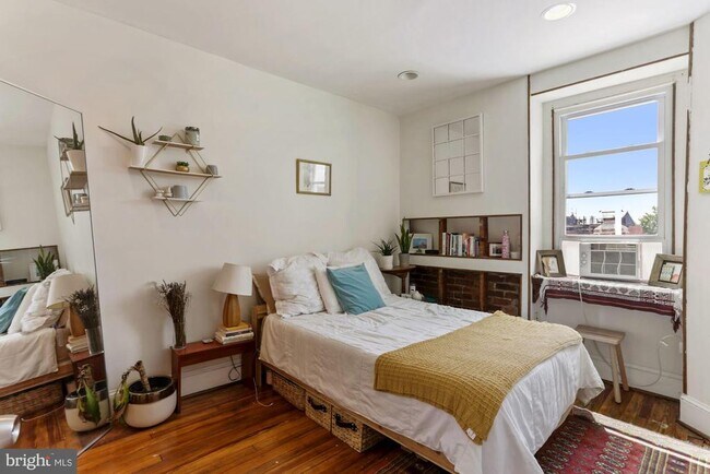 Building Photo - 1116 Monroe St NW