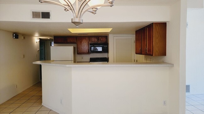 Building Photo - Lovely 3 bedroom 2 bath located in West El...
