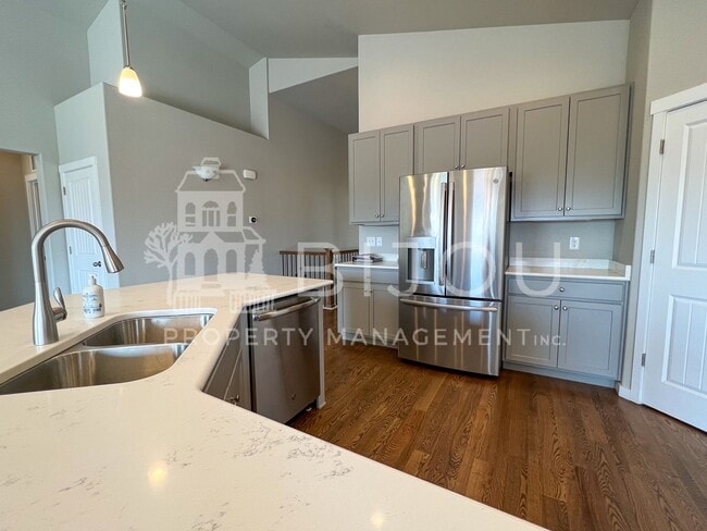 Building Photo - Grand Overlook to the Mountains!