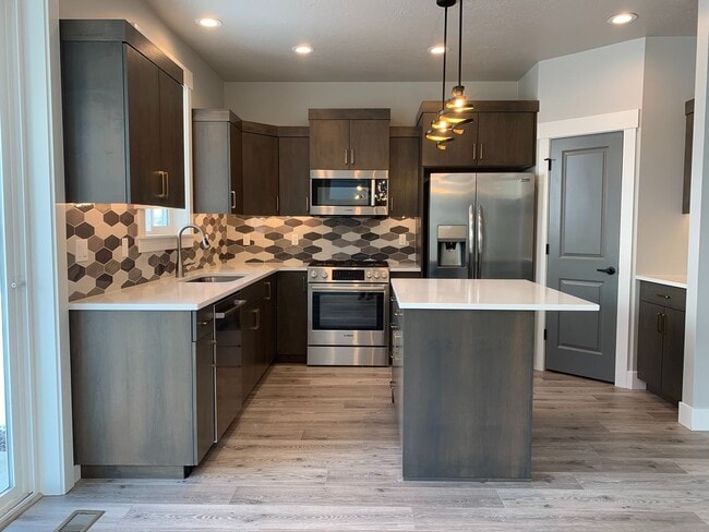 Building Photo - Spectacular newer 3 bed 2.5 bath custom ho...