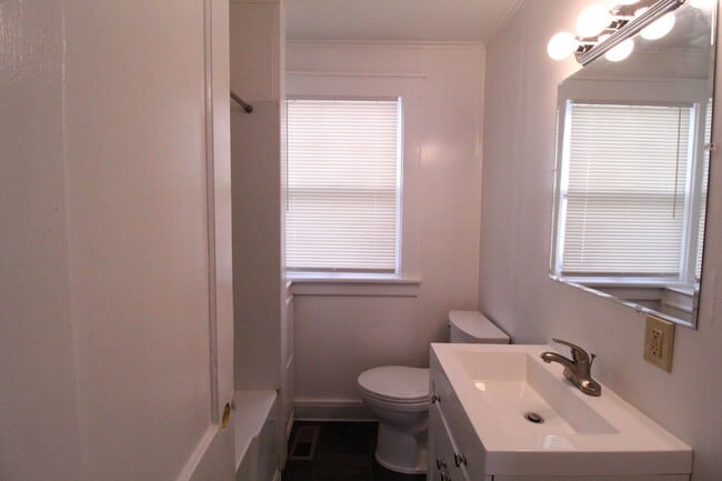 Building Photo - September FREE On This 2 Bedroom 1 Bath Ho...