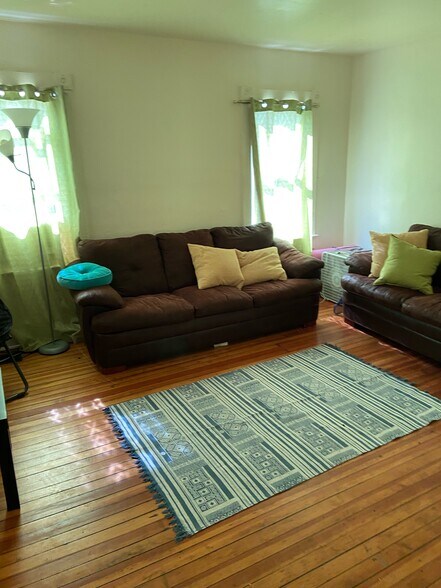 Building Photo - 35 S Chestnut St