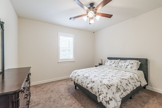 Building Photo - Furnished 3BR 3 Story Townhome