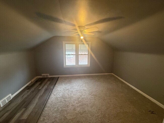 Building Photo - Charming 3 bedroom brick bungalow