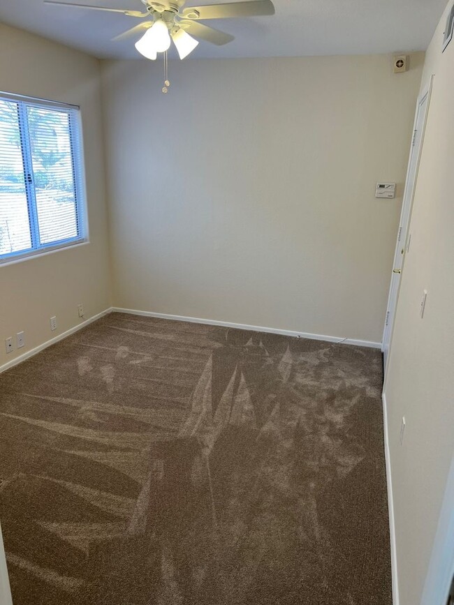 Building Photo - Move in Quick! 2 Bedroom Townhome in Sun C...