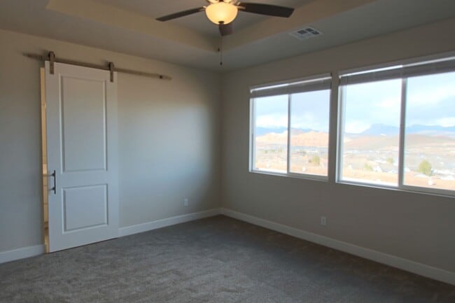 Building Photo - LIKE NEW: 2170+ SQFT and majestic VIEWS  3 Br 2.5 Ba 2 Car garage
