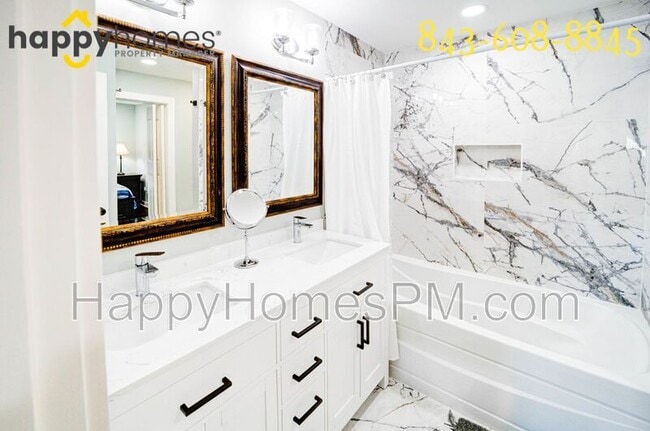 Building Photo - 2011 N Hwy 17