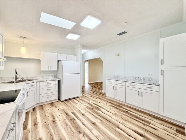 Building Photo - 43 Sargent St