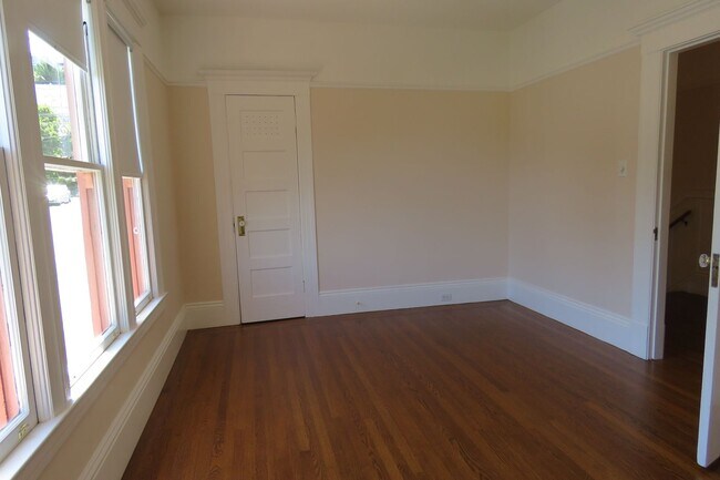 Building Photo - Noe Valley House - 3 beds-1.5 baths - VIEW - garage