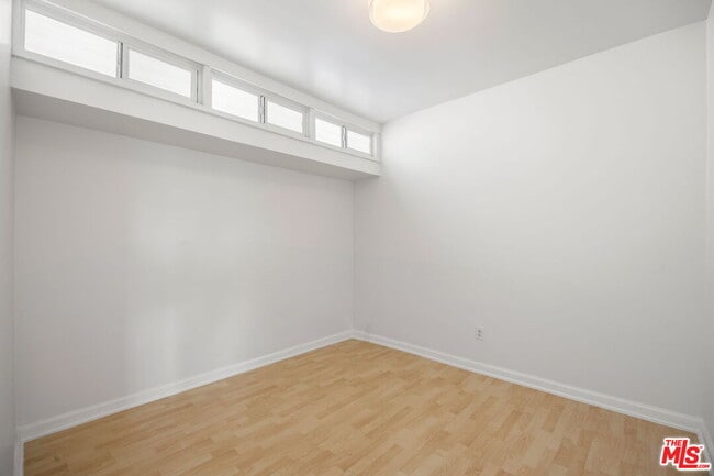 Building Photo - 435 1/2 W Elk Ave