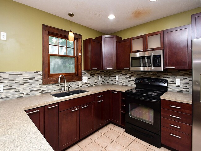 Building Photo - Elmwood Park Charmer