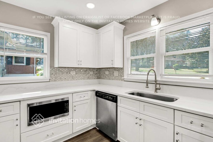 Building Photo - 2122 Holly Hill Dr