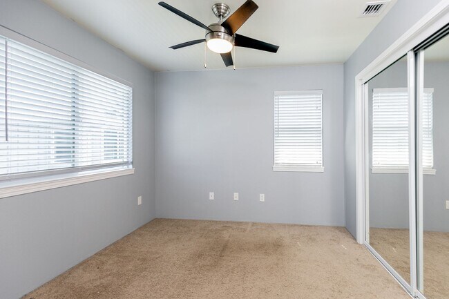 Building Photo - 3 bedroom, 2.5 bath, Garage Parkside by Gentry