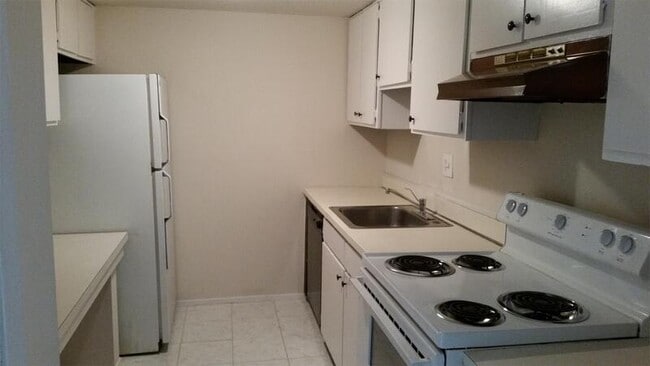 Building Photo - 1855 Poplar Woods Cir E