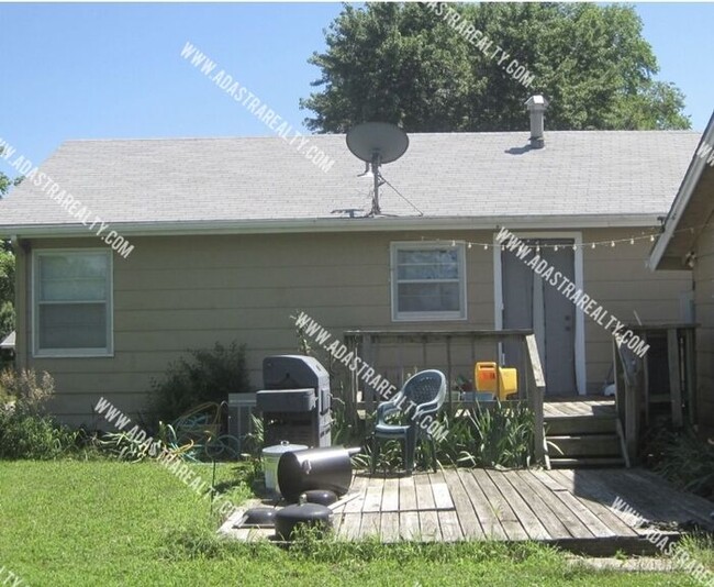 Building Photo - Adorable 2 Bedroom House in Lawrence-Avail...