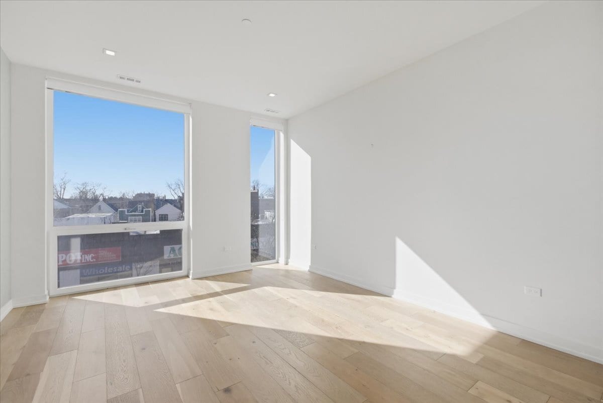 Building Photo - 4513 N Clark St