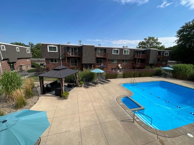 Building Photo - 2 bedroom w/ balcony overlooking the court...