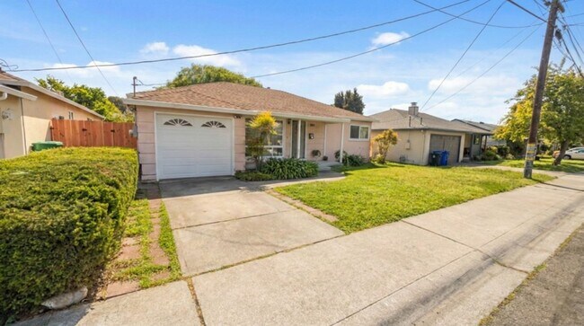 Building Photo - Renovated 3 Bd House in San Lorenzo Village w/ Large Yard Near Schools