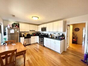 Building Photo - 914 Dorchester Ave