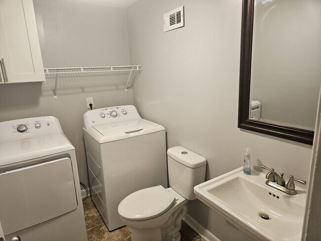 Building Photo - 402 Lotus Dr