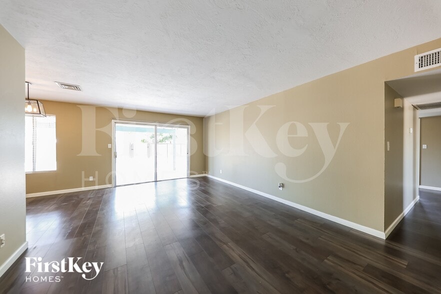 Building Photo - 2915 W Danbury Dr
