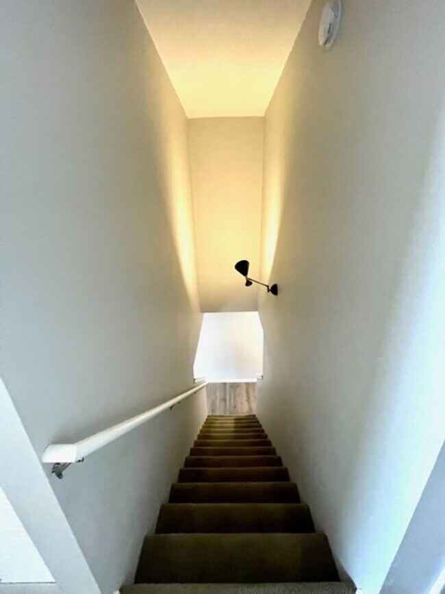 Building Photo - Water/Sewer/Garbage and landscaping included! A/C too!