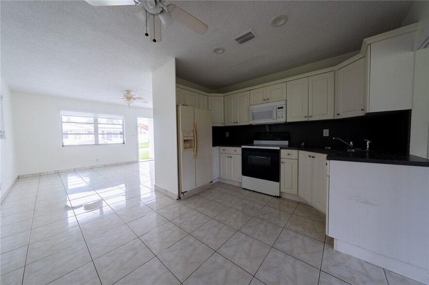 Building Photo - 2702 NW 51st Pl