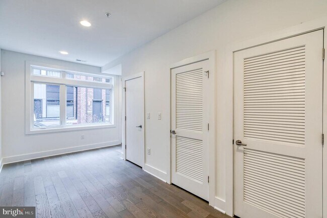 Building Photo - Northern Liberties Townhome with Parking