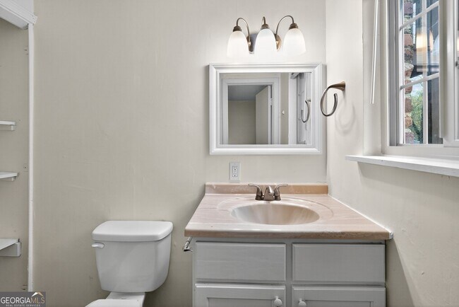 Building Photo - 2516 Peachwood Cir NE