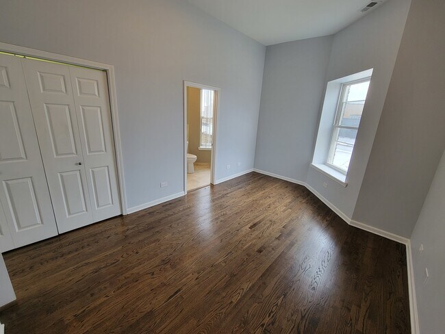 Building Photo - 4844 N Spaulding Ave