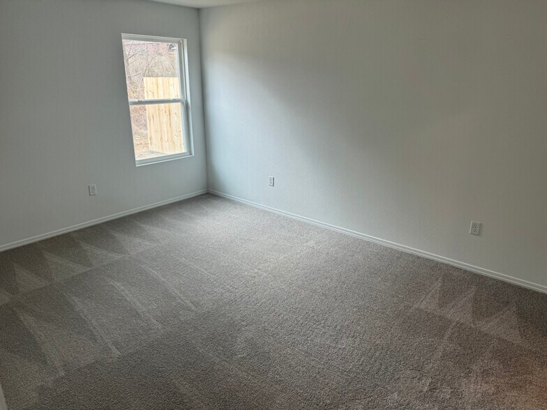 Building Photo - 10700 Mason Dr