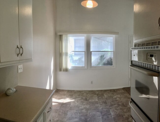 Building Photo - Mid Town Ventura - One Bedroom, One Bathro...