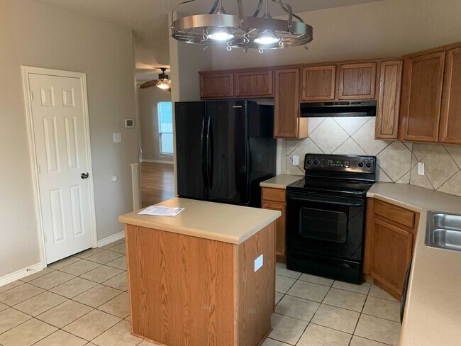 Building Photo - *MOVE IN SPECIAL* Charming 3BD/2.5BA With Deck — Loop 1604 & Potranco!