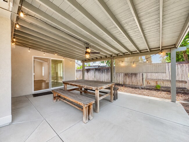 Building Photo - Beautifully updated and upgraded Chardonnay Hills house for rent