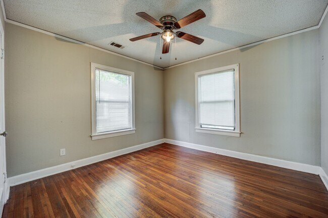 Building Photo - Freshly Updated 3 Bedroom House