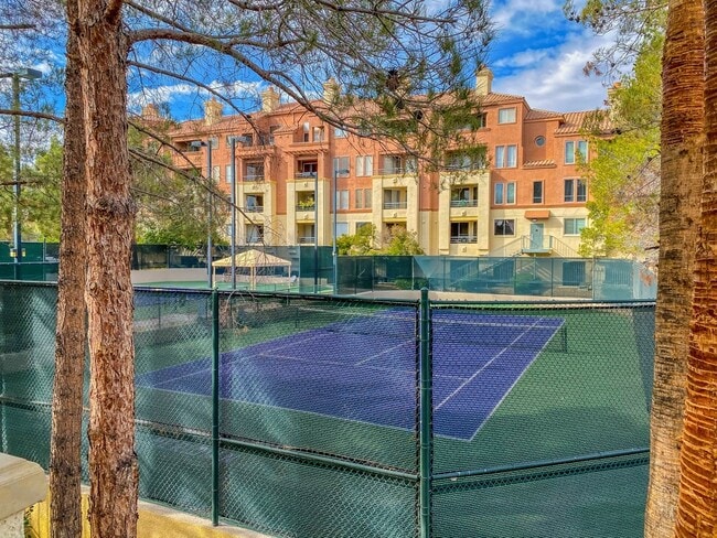 Building Photo - "Chic Las Vegas Condo Oasis: 1-Bedroom Gem with Granite Touch - 692 Sq Ft of Style!"
