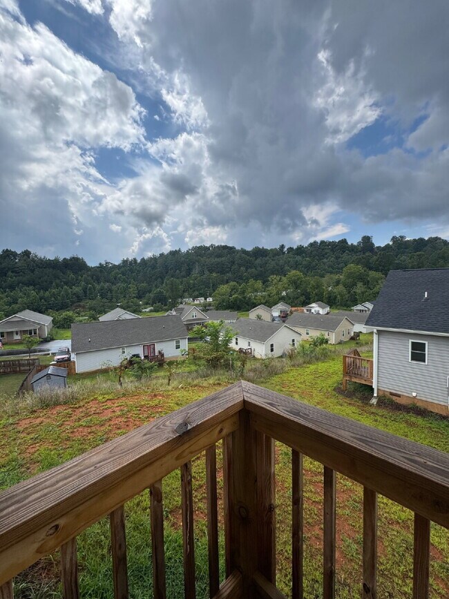 Building Photo - "Charming 3-Bedroom Retreat with 2 Full Baths on Quinn Hill Lane, Mars Hill!"