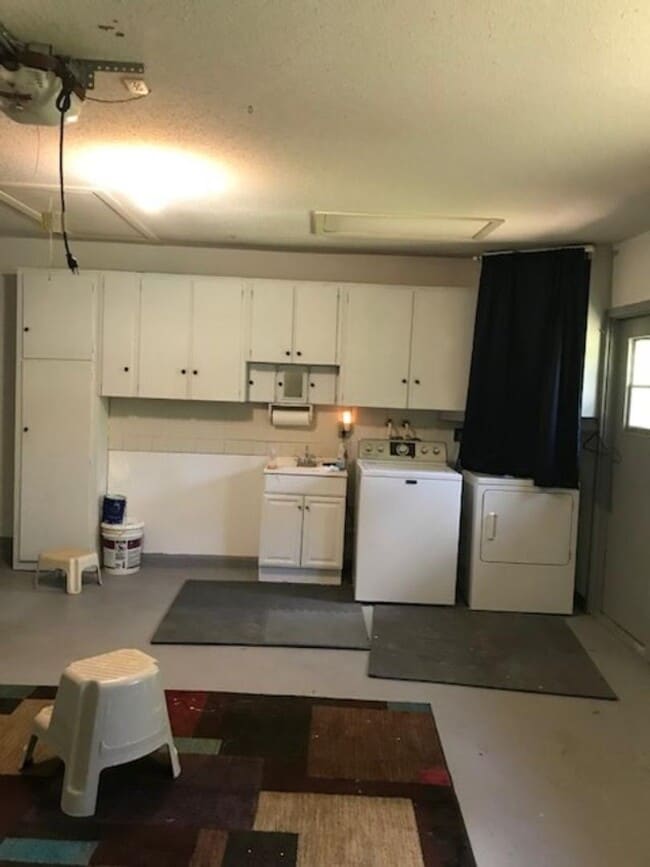 Building Photo - Charming 3/2 Home in Citrus Springs – Fenc...