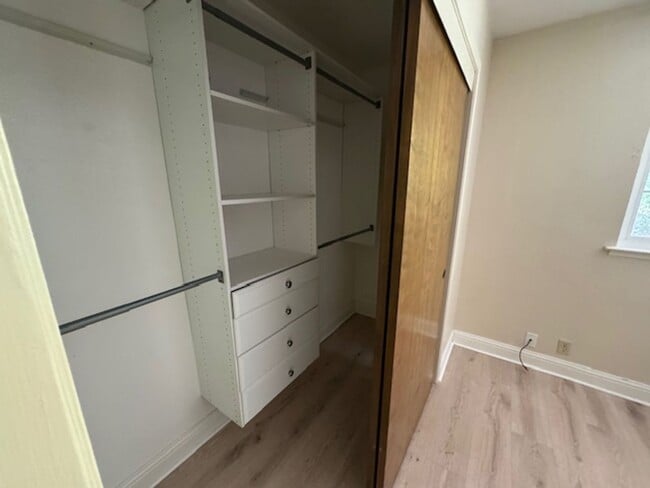 Building Photo - 3 Bedroom, 2 bath home with indoor laundry...
