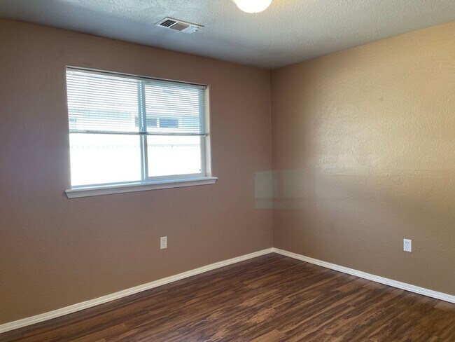 Building Photo - 430 W Crystal Dr