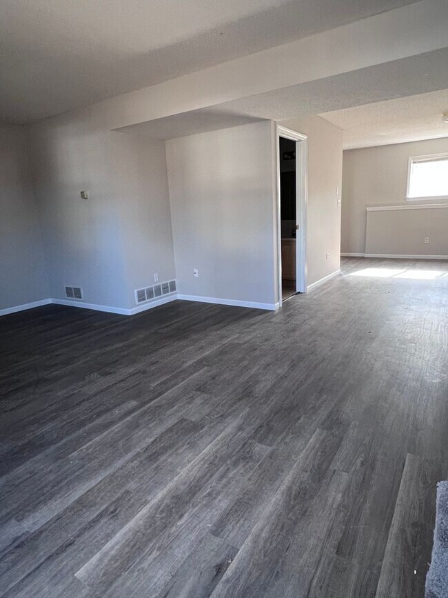 Building Photo - 2200-2202-2202 E Parks Edge Pl