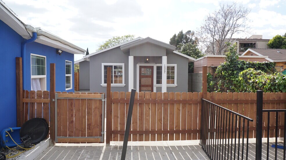 Building Photo - 10065 Arleta Ave